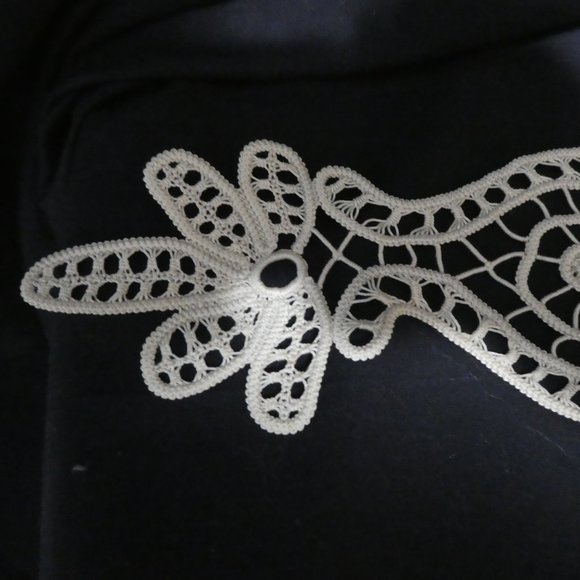 Floral crochet lace doily - Picture 2 of 6